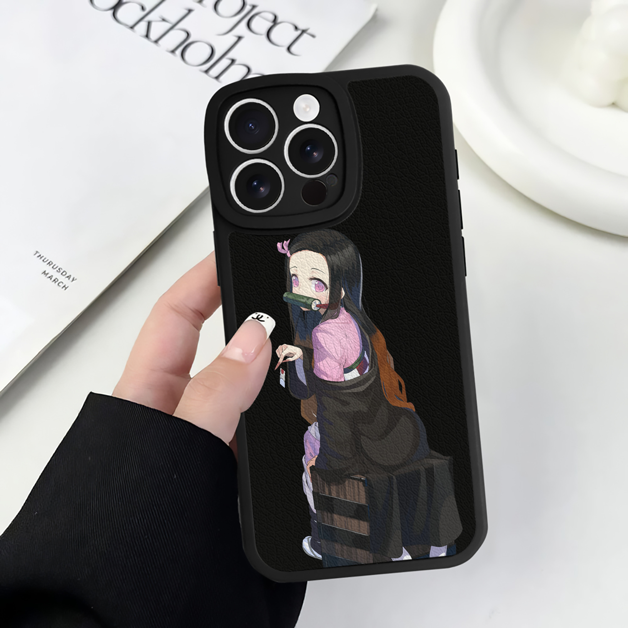 （画像用） 鬼滅の刃（きめつのやいば）竈門 禰󠄀豆子／かまど ねずこ Kamado Nezuko 【iPhone 16シリーズ対応】シリコンスマホケース（レザー調） 材質：シリコン